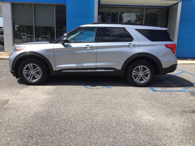 Used 2023 Ford Explorer XLT AWD/4WD image 2