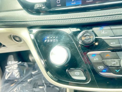 Used 2022 Chrysler Pacifica Touring-L FWD image 18