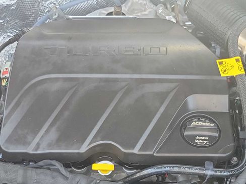 Used 2025 Chevrolet Trax LT FWD image 13