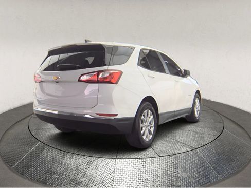 Used 2021 Chevrolet Equinox LS image 2