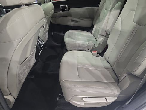 Used 2024 Kia Sorento EX w/ Panoramic Sunroof Package image 15