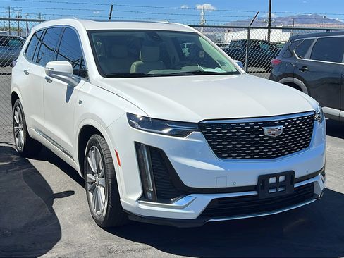 Used 2022 Cadillac XT6 Premium Luxury FWD image 2
