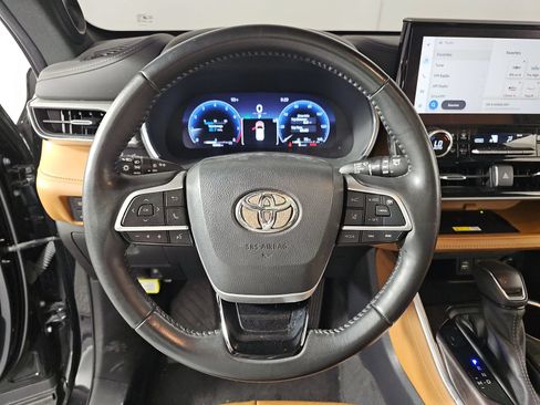 Used 2023 Toyota Highlander Platinum FWD image 11