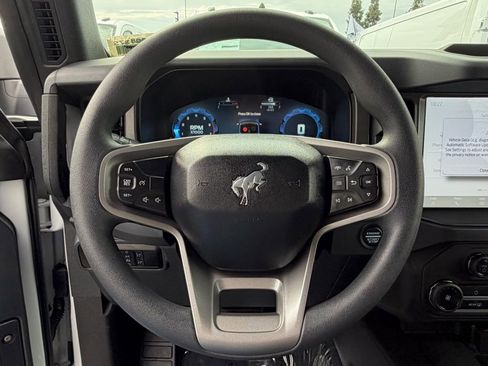 Used 2025 Ford Bronco Base image 17
