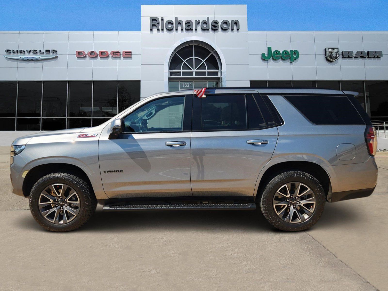 Used 2022 Chevrolet Tahoe Z71 w/ Luxury Package AWD/4WD image 3