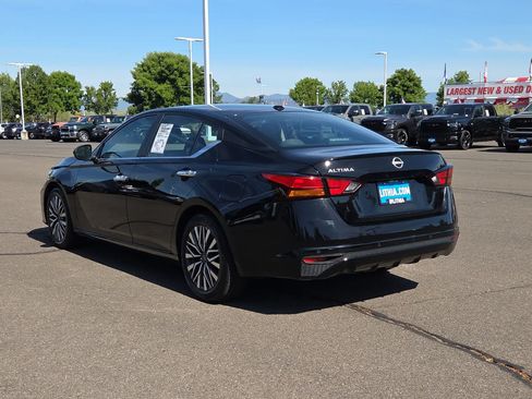 Used 2025 Nissan Altima 2.5 SV FWD image 12
