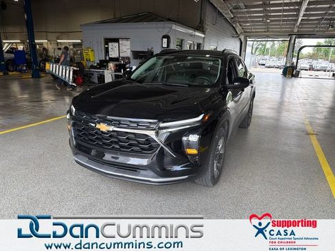 Used 2025 Chevrolet Trax LT FWD image 1