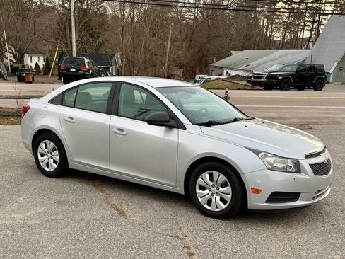 Used 2013 Chevrolet Cruze LS FWD image 4
