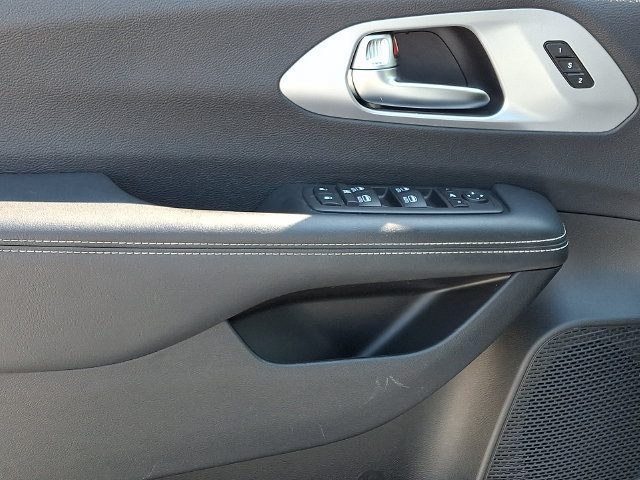 Used 2025 Chrysler Pacifica Limited FWD image 14
