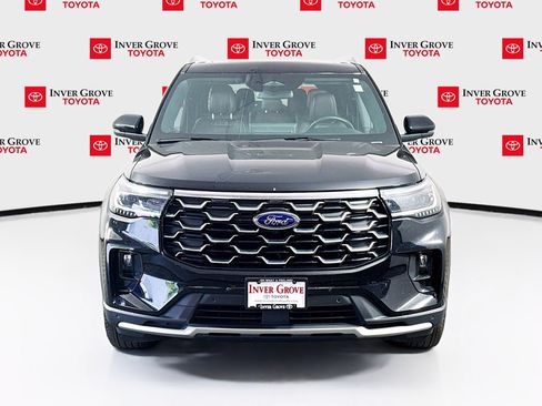 Used 2025 Ford Explorer Platinum AWD/4WD image 2