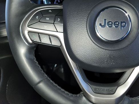 Used 2020 Jeep Grand Cherokee Laredo image 23