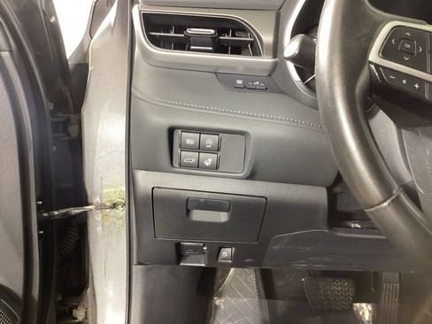 Used 2023 Toyota Highlander XLE AWD/4WD image 12