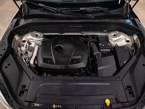 Used 2017 Volvo XC90 T6 Momentum w/ Momentum Plus Package image 18