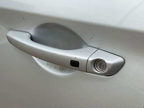 Used 2020 Hyundai Elantra Limited image 9