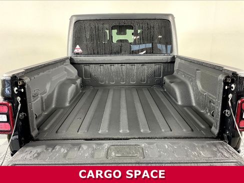 Used 2020 Jeep Gladiator Overland AWD/4WD image 7