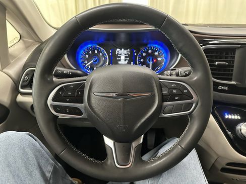 Used 2022 Chrysler Voyager LX image 29