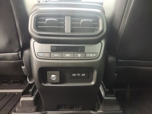 Used 2025 Honda Pilot TrailSport image 18
