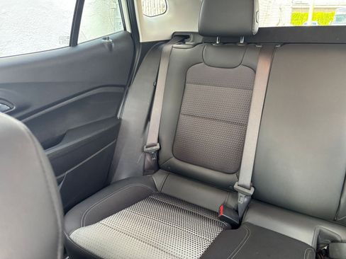 Used 2025 Chevrolet Trax LT w/ LT Convenience Package FWD image 38