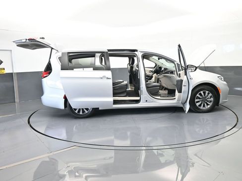 Used 2024 Chrysler Pacifica Select image 77