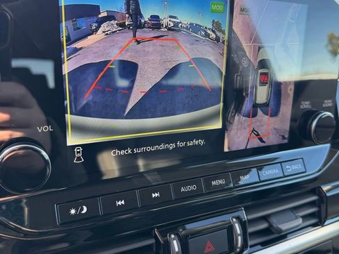 Used 2025 Nissan Pathfinder SL image 22