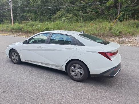 Used 2024 Hyundai Elantra SE FWD image 4