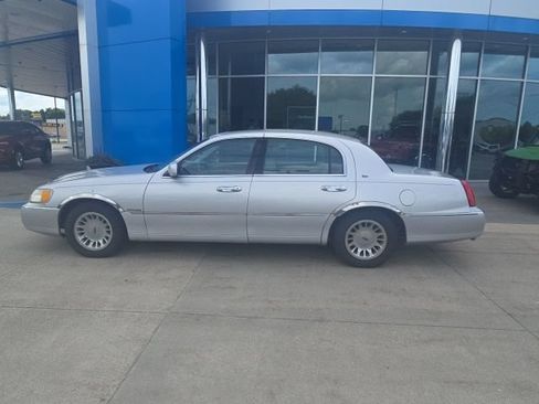 Used 1999 Lincoln Town Car Cartier RWD image 8