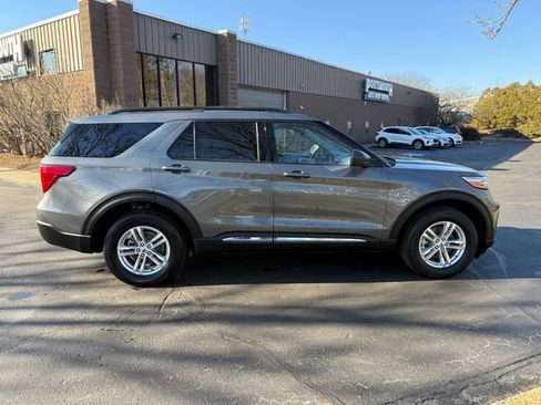 Used 2022 Ford Explorer XLT w/ Equipment Group 202A image 5