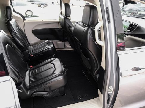 Used 2021 Chrysler Pacifica Touring-L FWD image 39