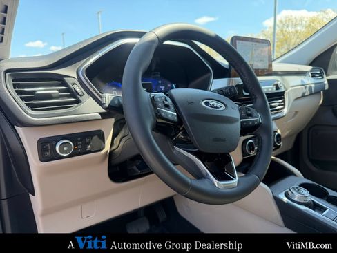 Used 2022 Ford Escape Titanium FWD image 17