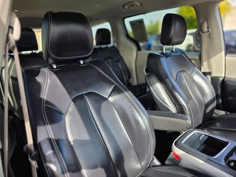 Used 2023 Chrysler Pacifica Touring-L image 11