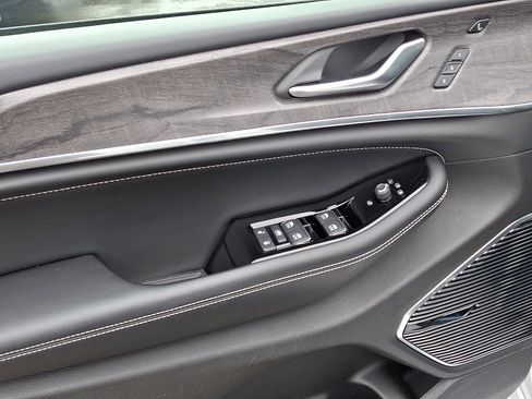 Certified 2023 Jeep Grand Cherokee Overland w/ Luxury Tech Group IV image 12