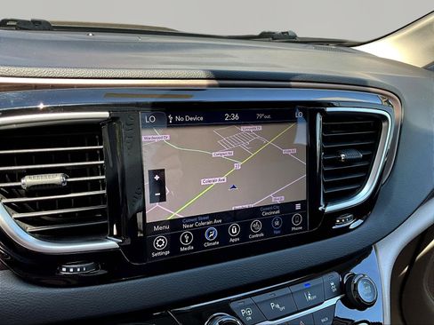 Used 2017 Chrysler Pacifica Touring-L Plus w/ Advanced Safetytec Group FWD image 14