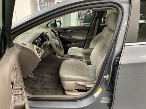 Used 2018 Chevrolet Cruze LT FWD image 11