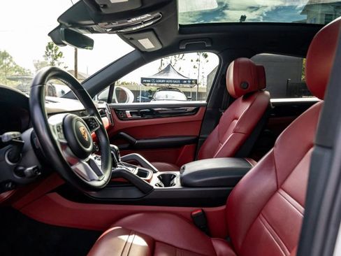 Used 2020 Porsche Cayenne image 36