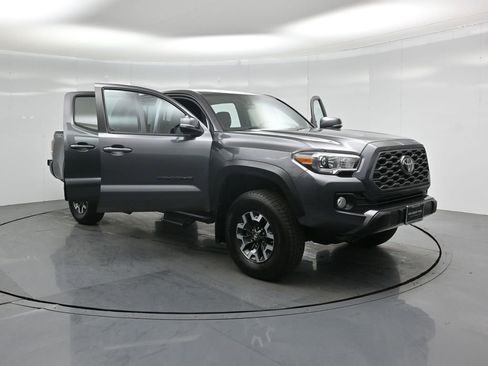 Used 2020 Toyota Tacoma TRD Off-Road w/ Technology Package image 30
