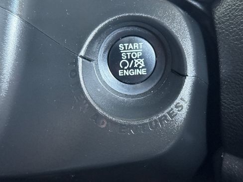 Used 2018 Jeep Renegade Altitude w/ Cold Weather Group FWD image 21