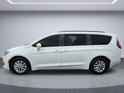 Used 2017 Chrysler Pacifica Touring-L FWD image 3