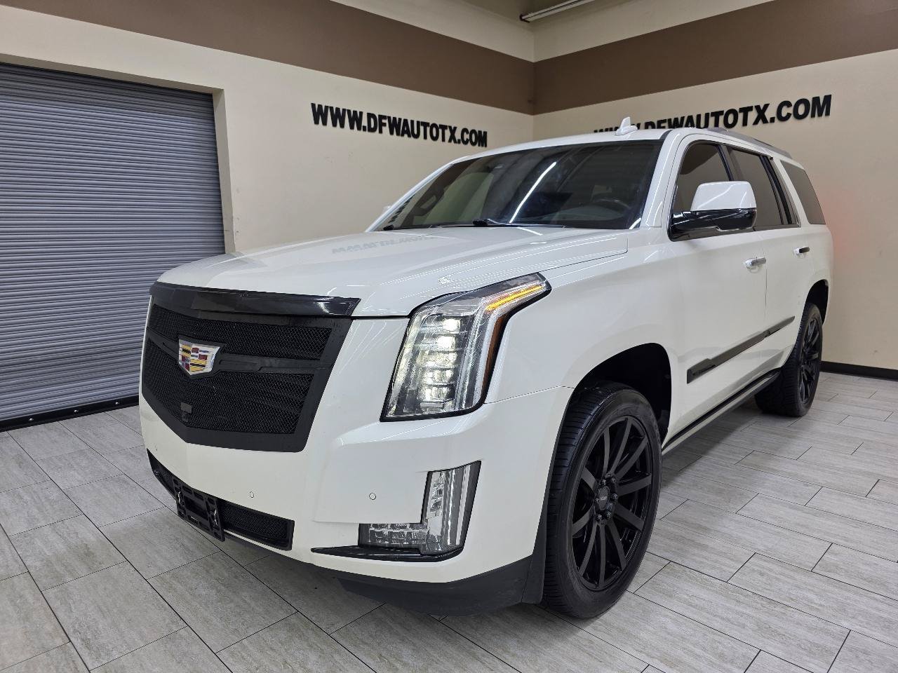Used 2015 Cadillac Escalade Platinum AWD/4WD image 2