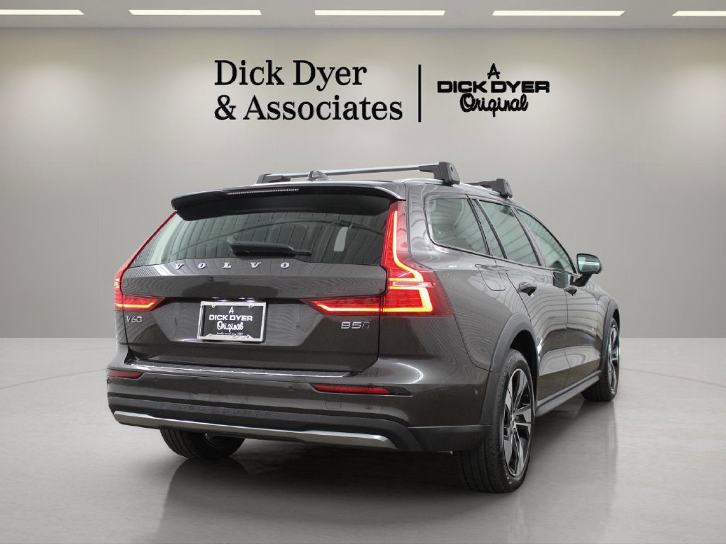 Certified 2023 Volvo V60 B5 Cross Country Plus w/ Climate Package AWD/4WD image 11