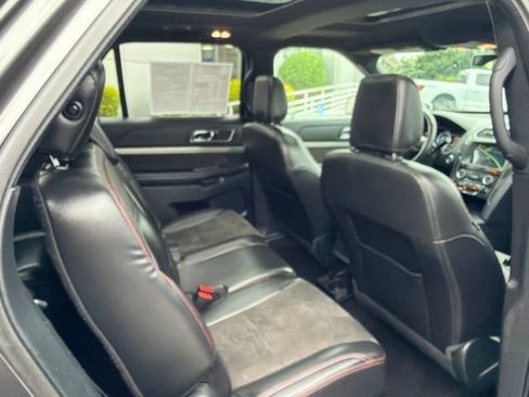 Used 2018 Ford Explorer XLT w/ Equipment Group 202A AWD/4WD image 27