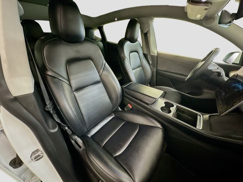 Used 2022 Tesla Model Y Long Range image 34