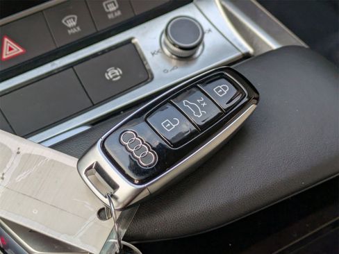 Used 2024 Audi Q8 e-tron Premium image 32