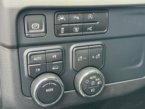 New 2025 Chevrolet Suburban Premier AWD/4WD image 16