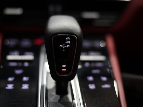 Used 2022 Porsche Cayenne Turbo image 19