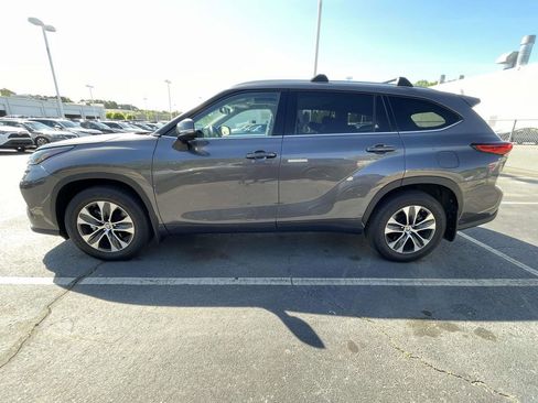 Used 2021 Toyota Highlander XLE image 9