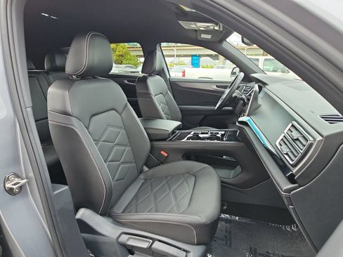 Certified 2024 Volkswagen Atlas Cross Sport SE FWD image 10