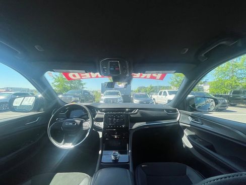 Used 2025 Jeep Grand Cherokee Altitude AWD/4WD image 25