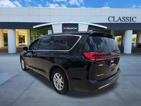 Used 2025 Chrysler Pacifica Select FWD image 7