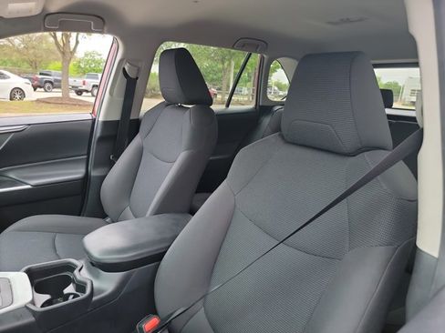 Used 2019 Toyota RAV4 LE image 10