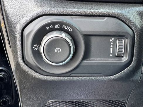 Used 2023 Jeep Wrangler Unlimited Sahara AWD/4WD image 31